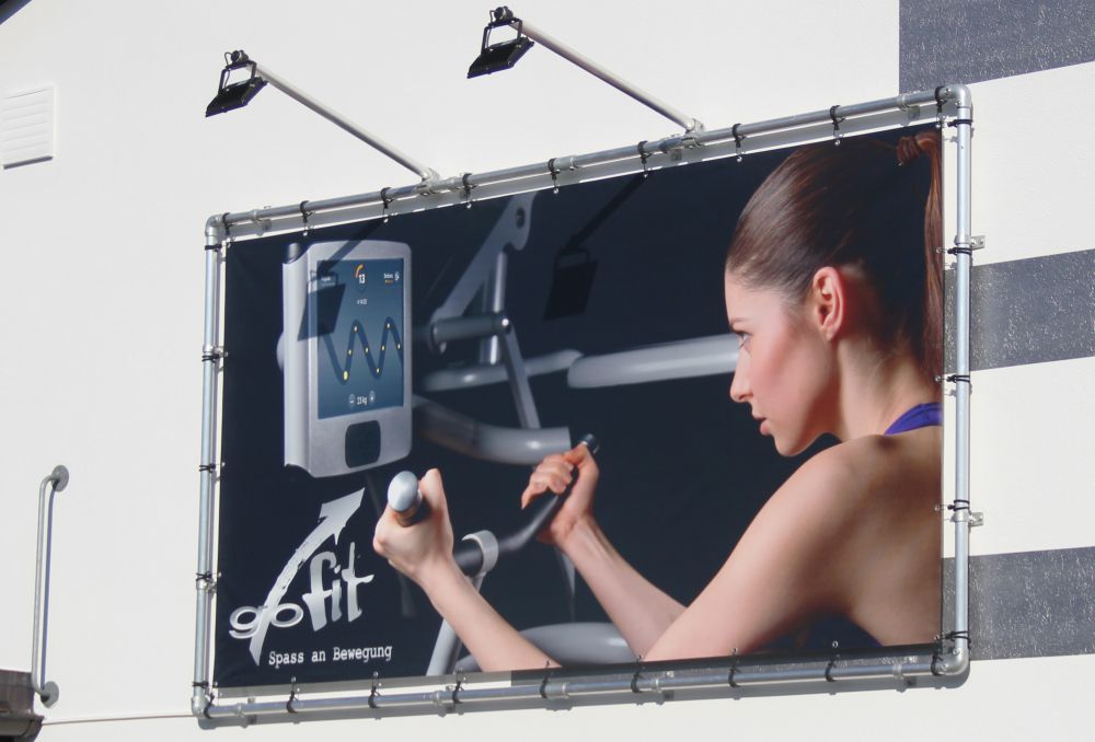 Alu-bannerrahmen-wandmontage-mit-led-beleuchtung