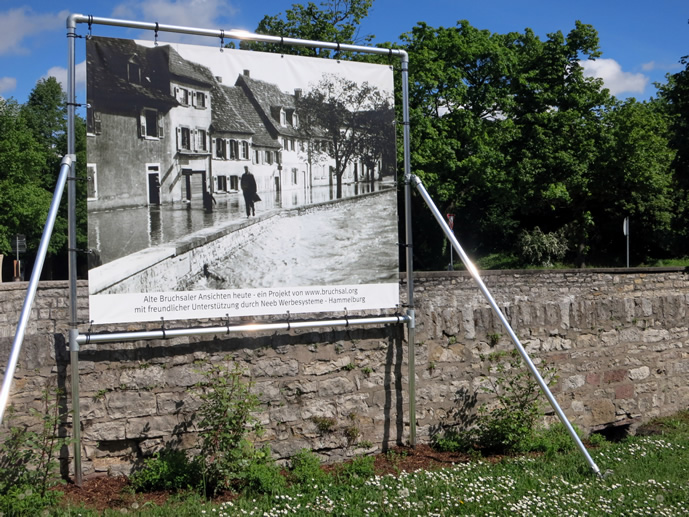 Bannerrahmen System Freistehend Mit Schrägabstützung Und Werbebanner Druck